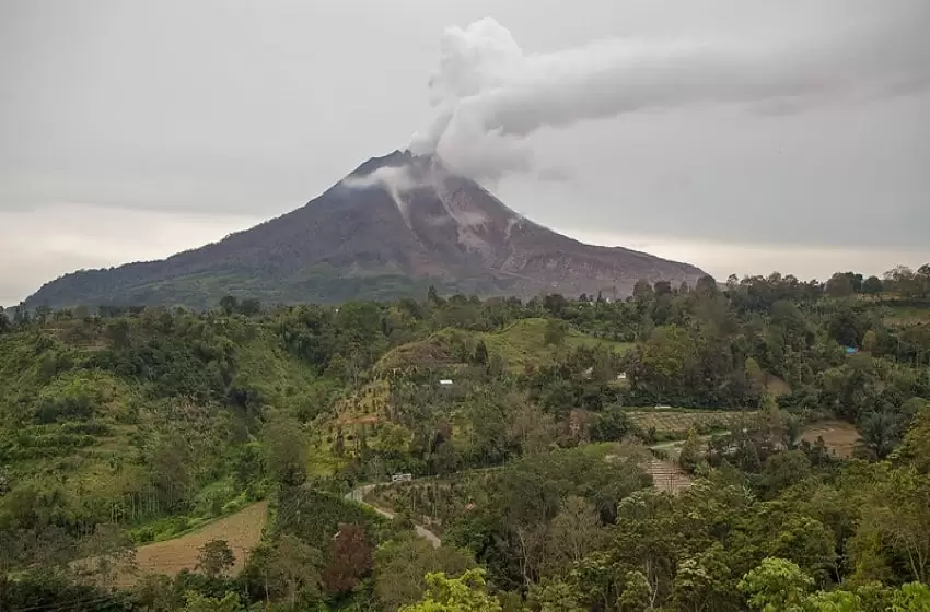 The Mount Sinabung in Indonesia Releases Huge Ash Cloud in the Second Eruption in Three Days