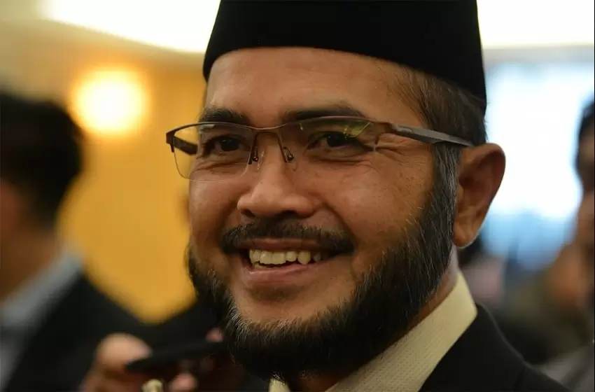 PAS MP finally apologizes, withdraws remarks on Bible