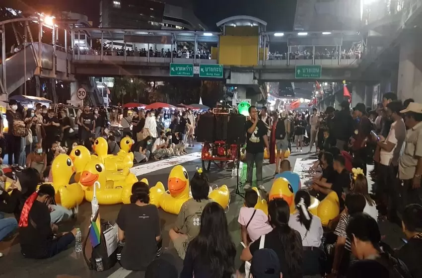 A Movement with Creativity: The Inflatable Ducks Made Protests Less Stressful