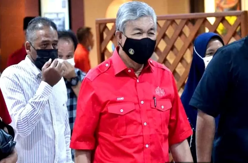 Umno advises his MPs to resign their posts.