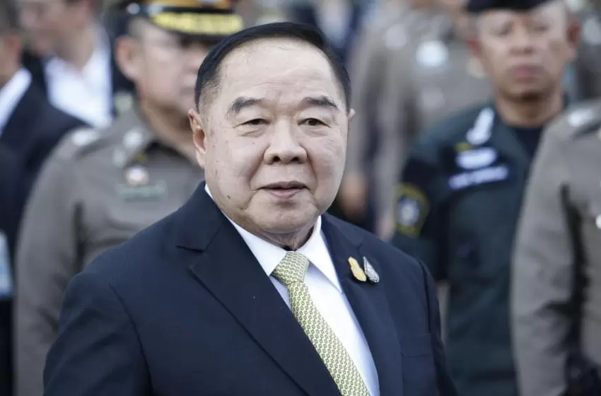 Prawit Stands to Support Prayut Chan-o-Cha