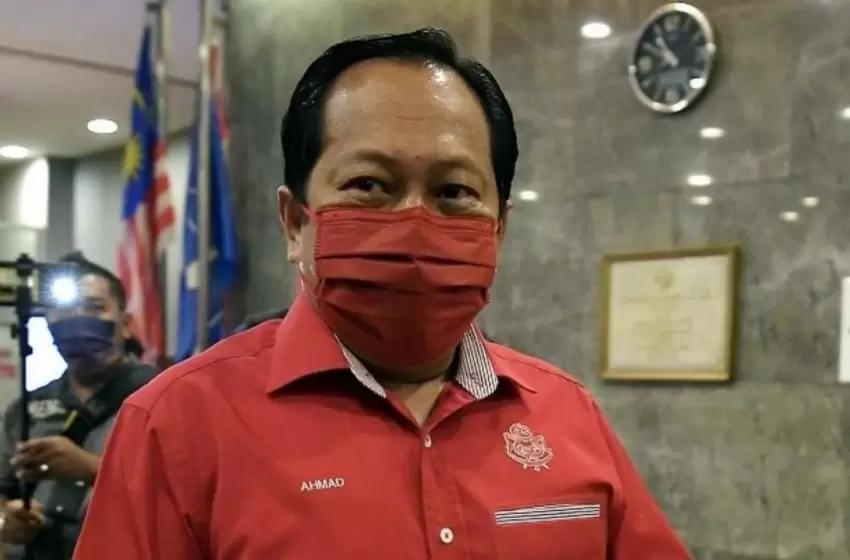 UMNO leaders gather for party meeting over issue on Melaka
