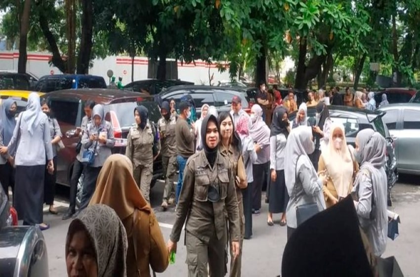Indonesians escape onto streets after powerful earthquake