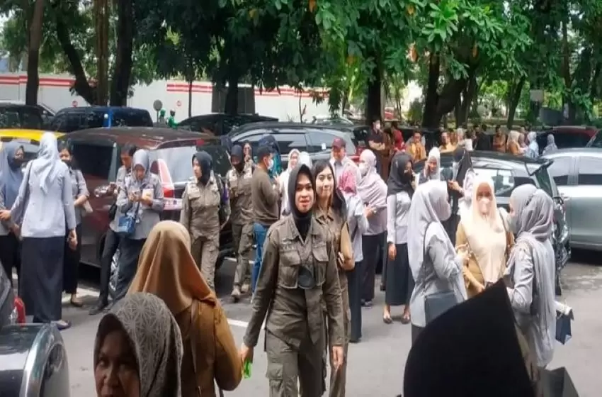 Indonesians escape onto streets after powerful earthquake