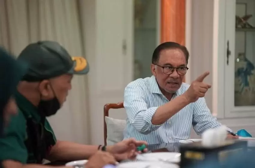 Anwar and four Reps request permission to challenge Muhyiddin’s suspension of Parliament