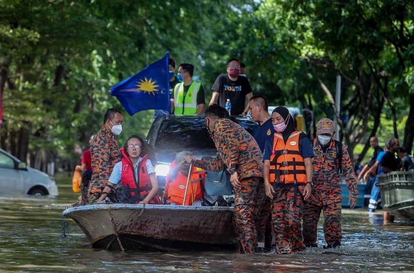 Refugees from flooding increase in Selangor but decrease in other states.