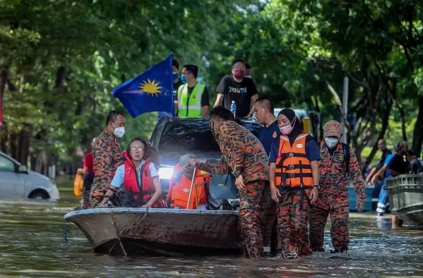 Refugees from flooding increase in Selangor but decrease in other states.