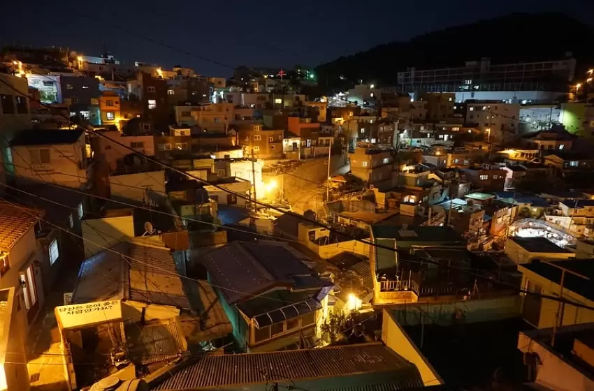 The number of daily Covid-19 cases in South Korea exceeds 8,000 for the first time