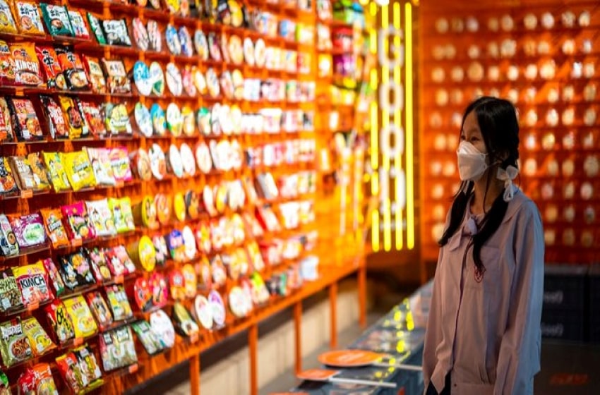 Instant noodle shop, an odd popularity among Thai teenagers