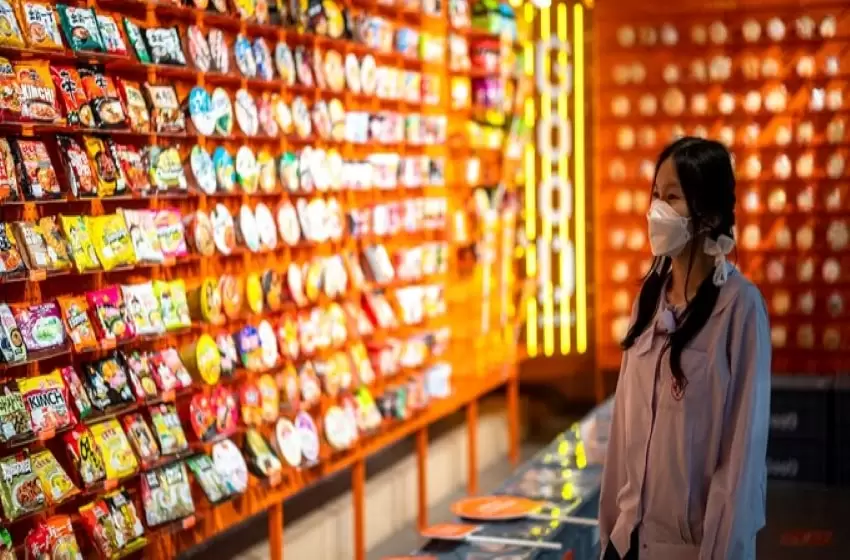 Instant noodle shop, an odd popularity among Thai teenagers