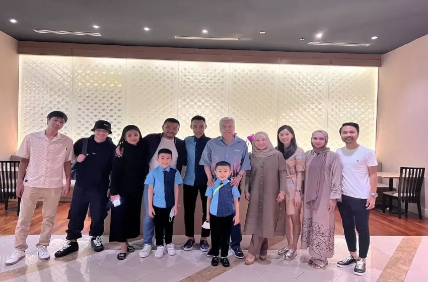 Chong Wei joins the PM in celebrating Raya