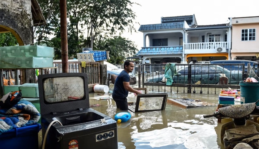 A Malaysian MP clarifies remarks about how floods might be used to promote 'volunteer tourism'