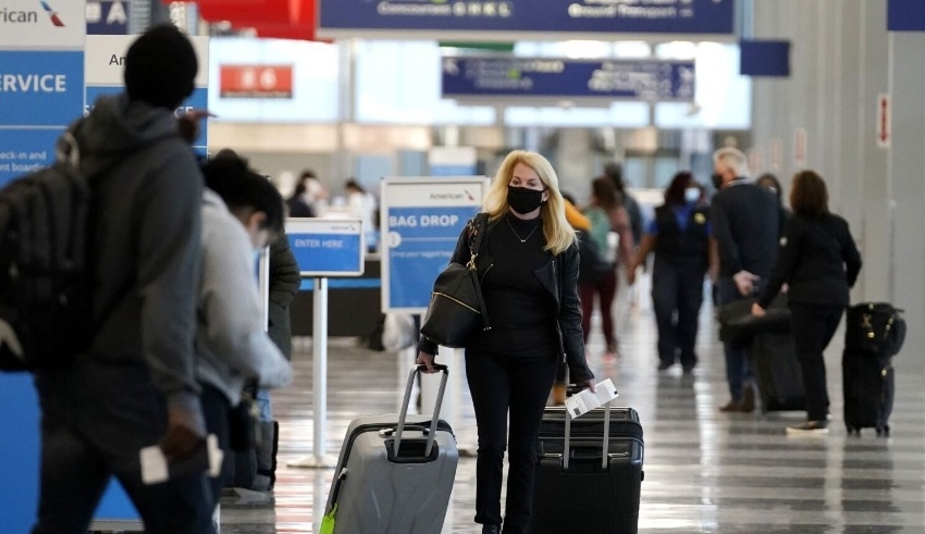 COVID-19 numbers climb, Pakistan requires masks for domestic flights