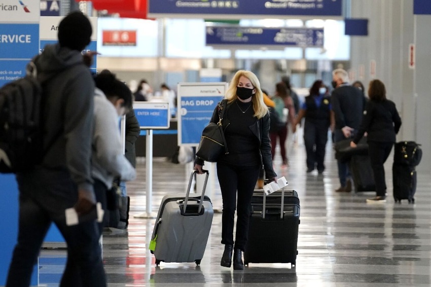 COVID-19 numbers climb, Pakistan requires masks for domestic flights