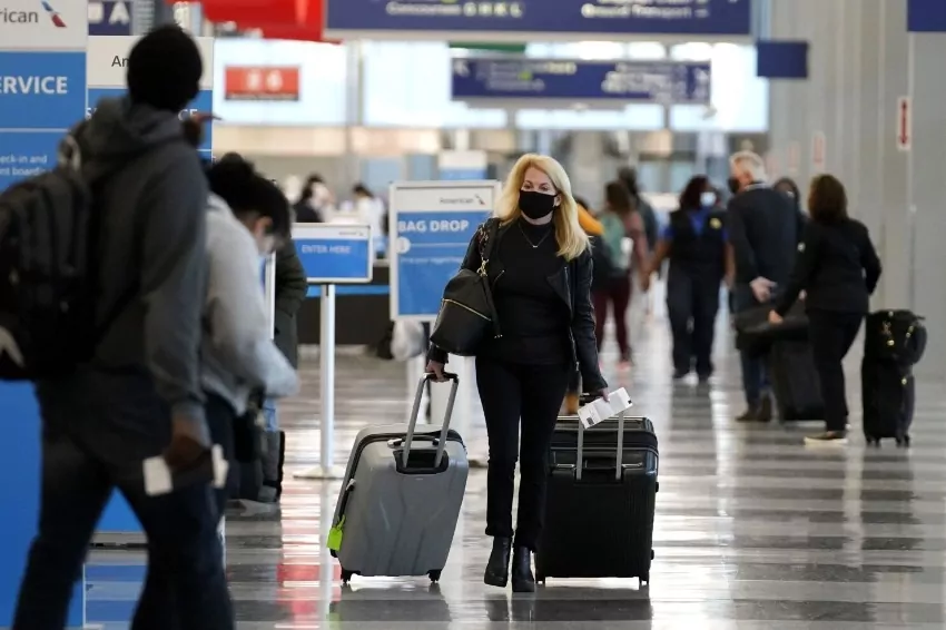 COVID-19 numbers climb, Pakistan requires masks for domestic flights