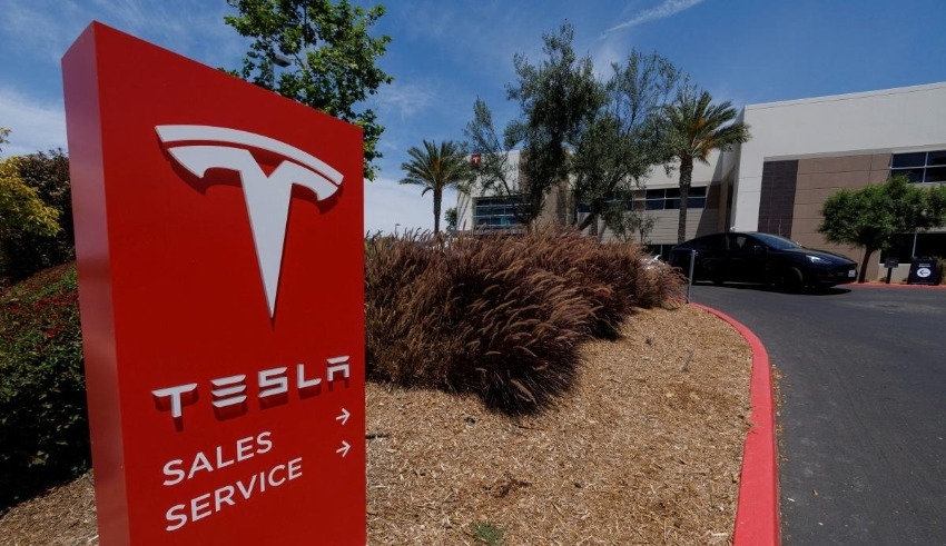 Former Tesla employees are suing the company for a "mass layoff”