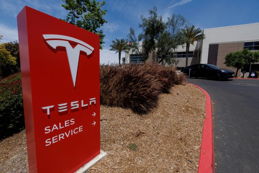 Former Tesla employees are suing the company for a "mass layoff”