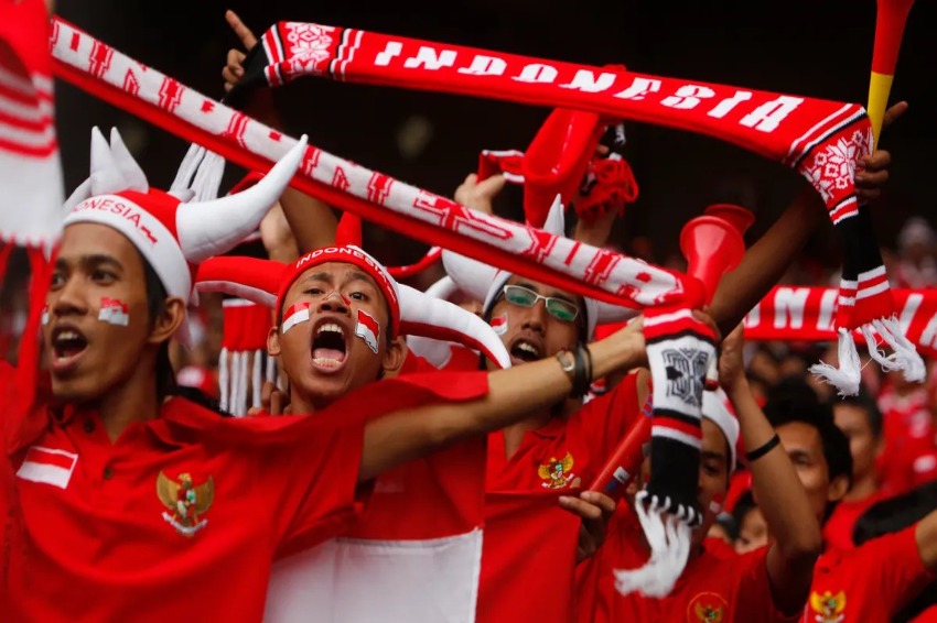 Indonesia football match chaos kills 2 fans