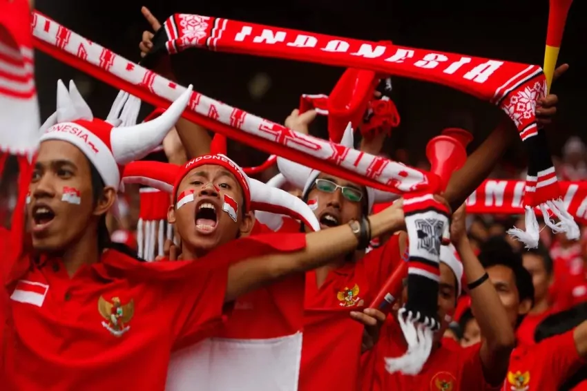 Indonesia football match chaos kills 2 fans