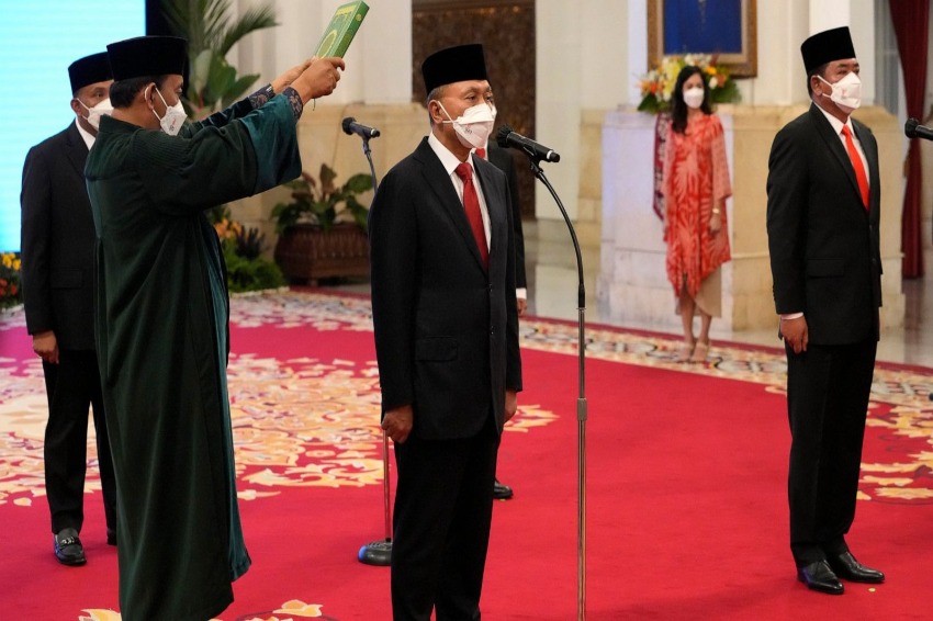 Indonesian President Jokowi reshuffles his government, appoints a new trade minister