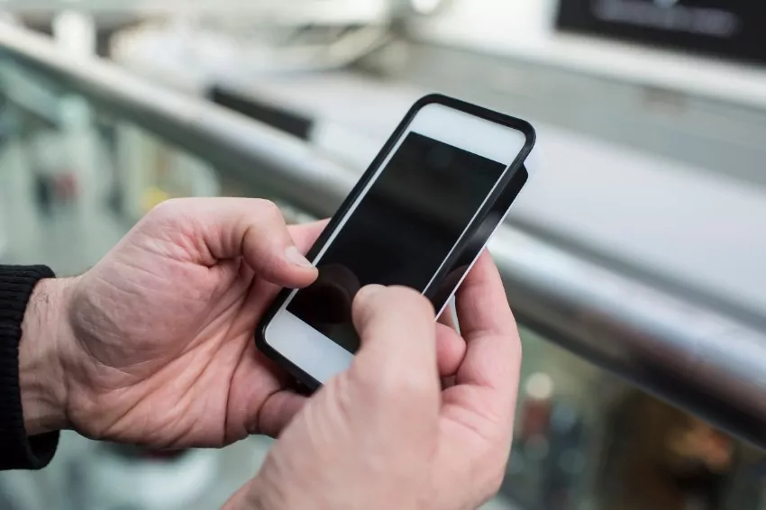 Terrorizing a teenager through texts: police officer gets jail time