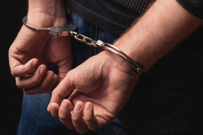 Arrest warrants and Interpol: accused couple, not delivering luxury items