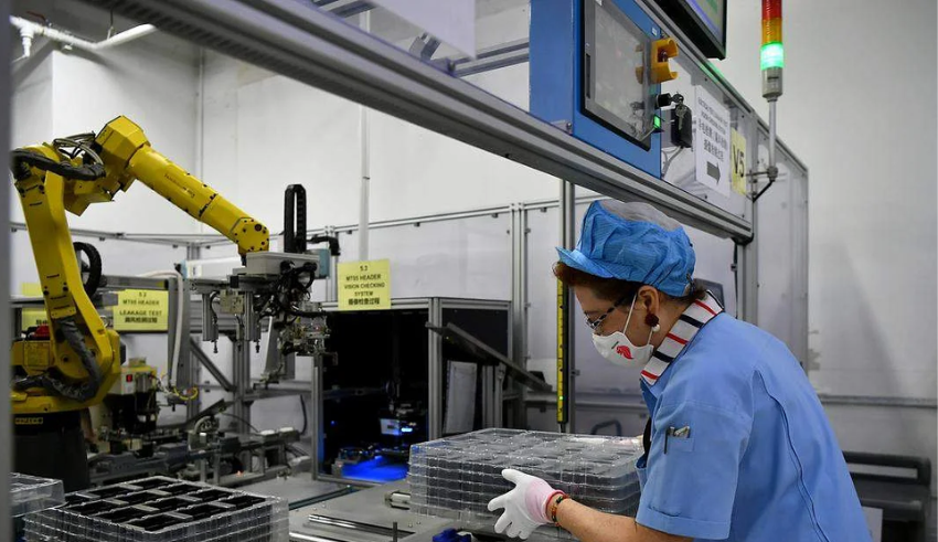 In June, Singapore's manufacturing output slow growth of 2.2%