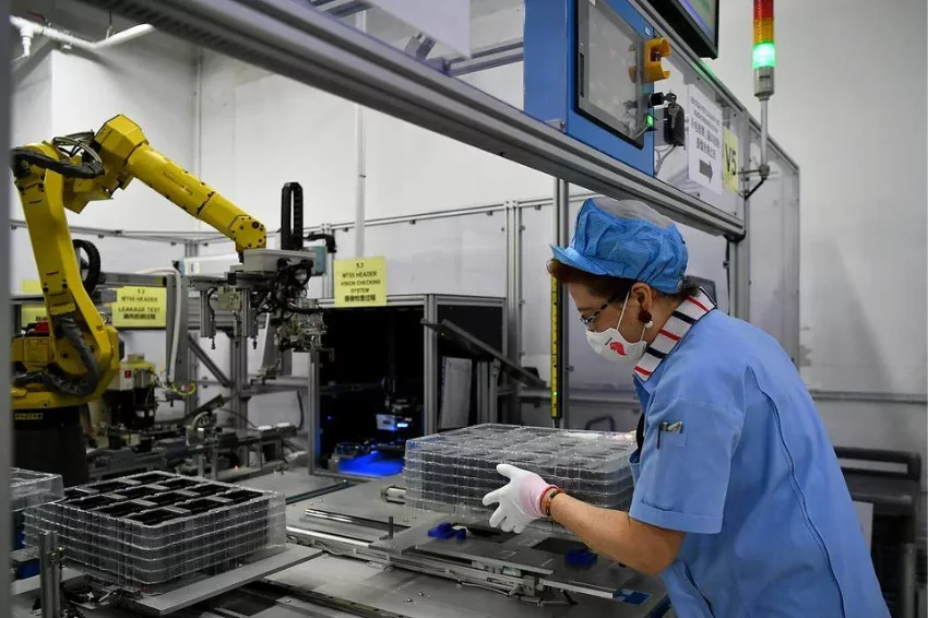 In June, Singapore’s manufacturing output slow growth of 2.2%
