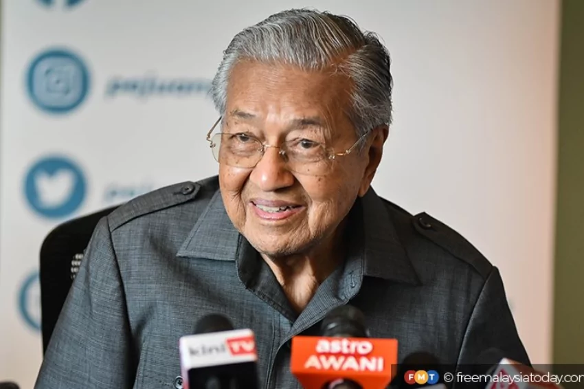 Mahathir got RM2.6 million, says Zahid's corruption trial witness