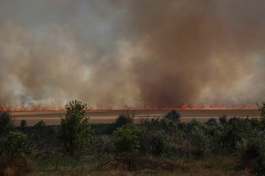 Outgunned but defiant, Ukrainian twin city defenders await Russian attack