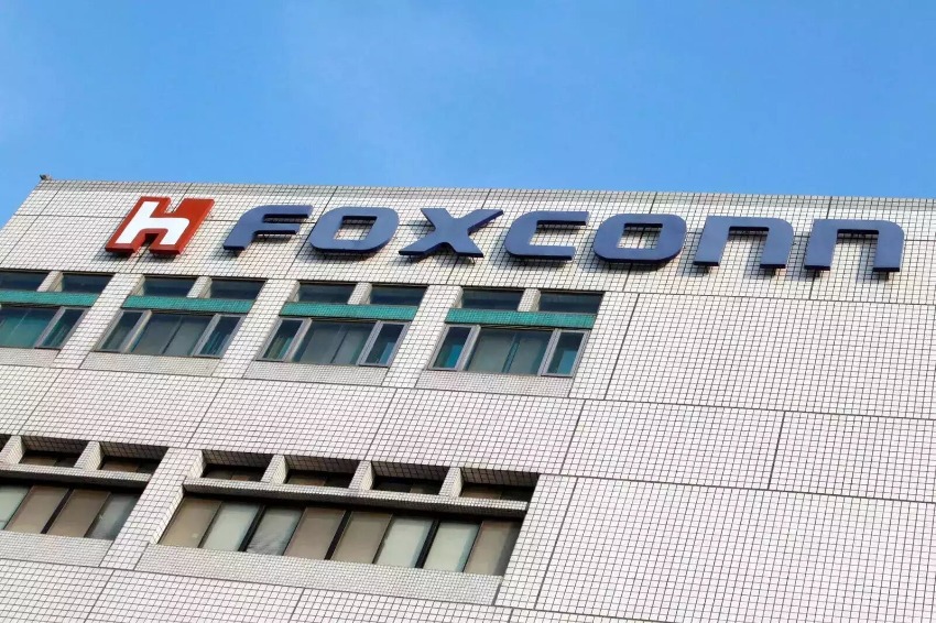 Taiwan requires Foxconn's clearance before investing in a China chip manufacturer