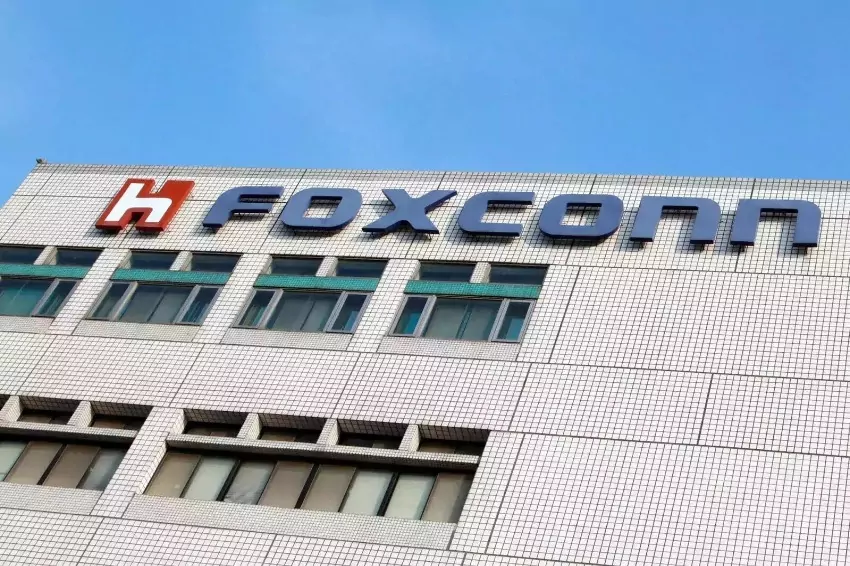 Taiwan requires Foxconn's clearance before investing in a China chip manufacturer