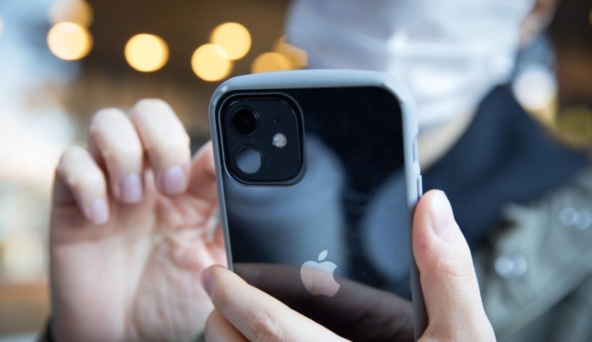 Apple warns about a bug that hackers can use to get into iPhones and Macs