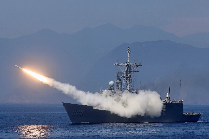 As drills end, Chinese and Taiwanese warships face off