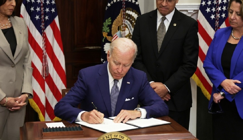 Biden signs abortion order, says Republicans undermines women's power