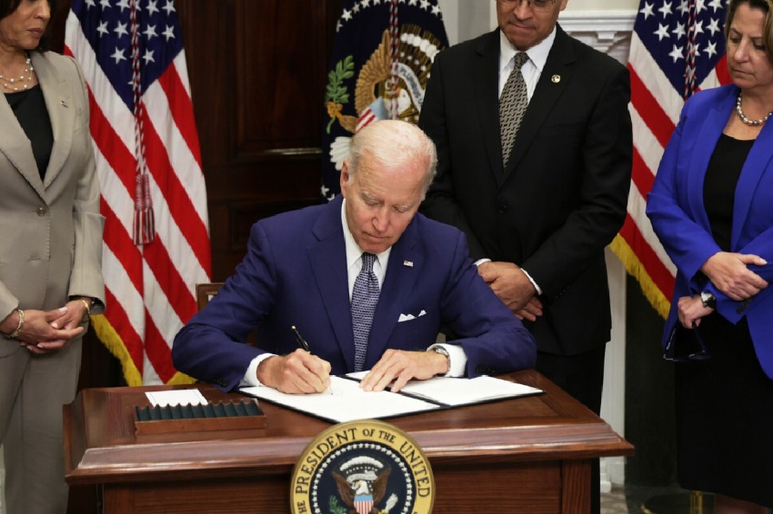 Biden signs abortion order, says Republicans undermines women's power