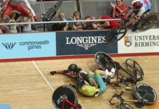 Horror crash at Commonwealth Games injures cyclists