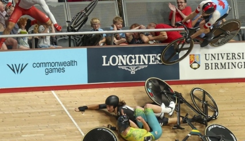 Horror crash at Commonwealth Games injures cyclists