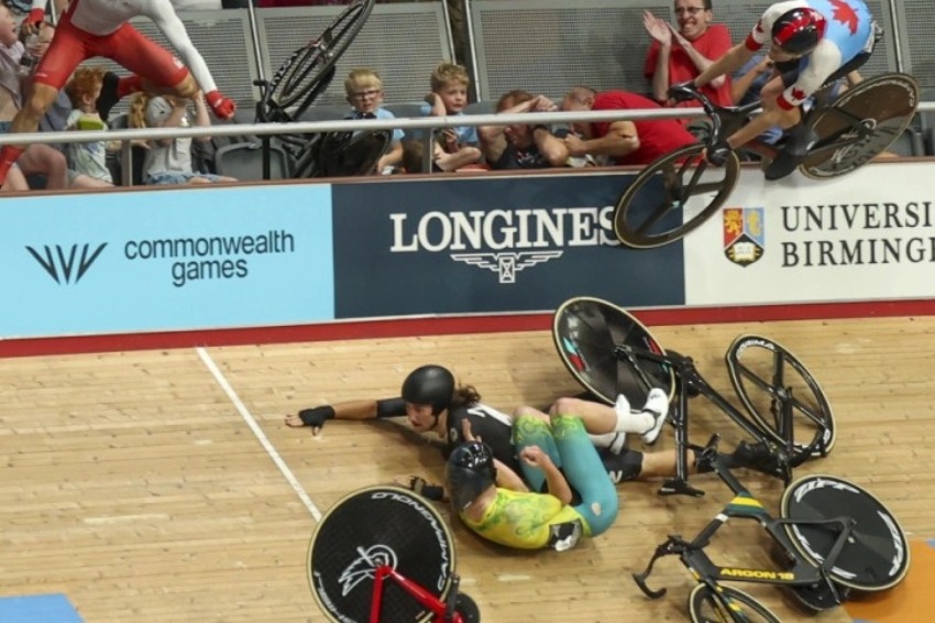 Horror crash at Commonwealth Games injures cyclists