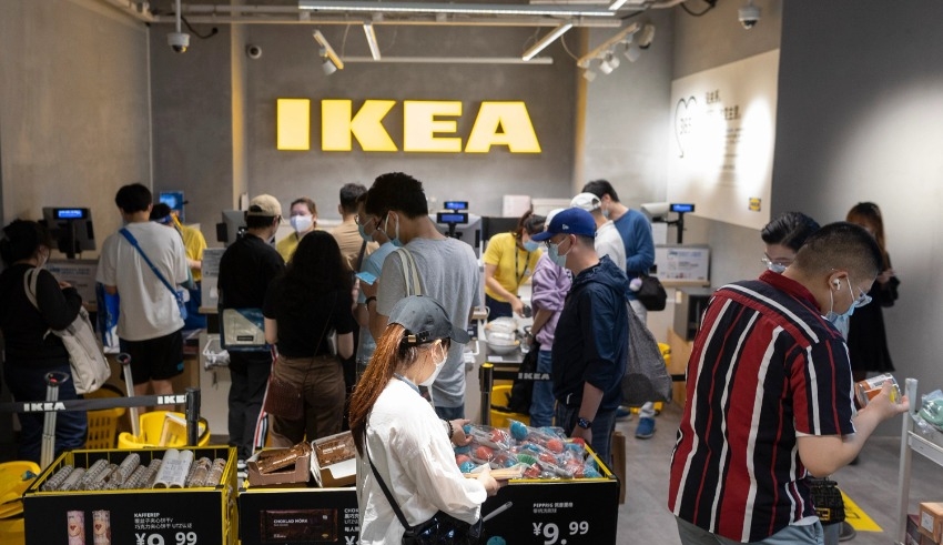 Shanghai IKEA shoppers flee from store COVID-19 lockdown