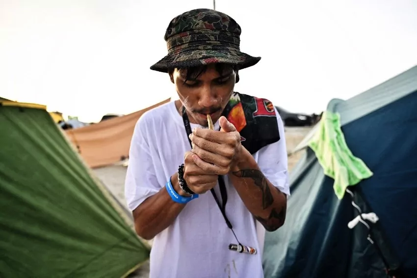 Thai health minister bans pot-smoking visitors