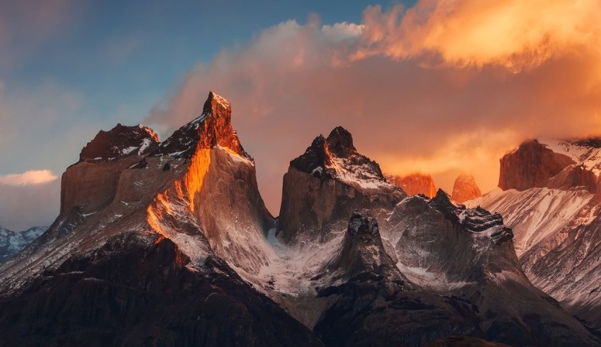 In the midst of high temperatures, a mountain glacier in Chile's Patagonia collapses