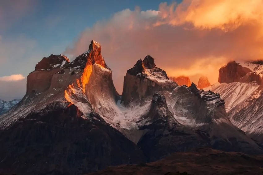 In the midst of high temperatures, a mountain glacier in Chile's Patagonia collapses