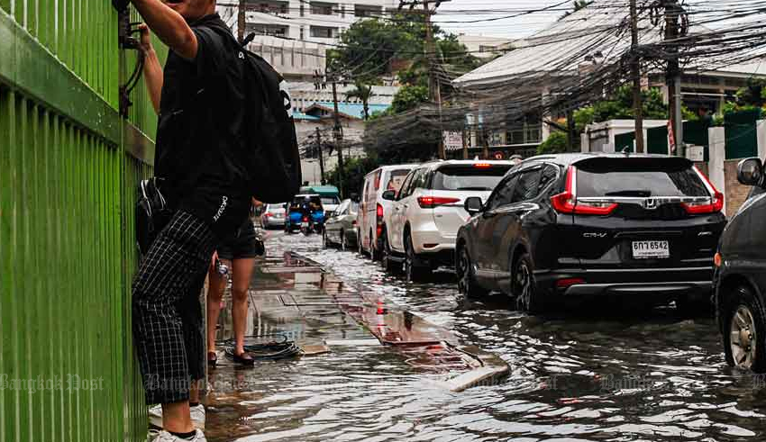 Flooding in central Thailand will continue for at least three weeks