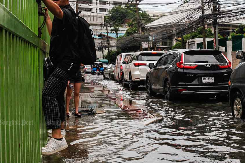 Flooding in central Thailand will continue for at least three weeks
