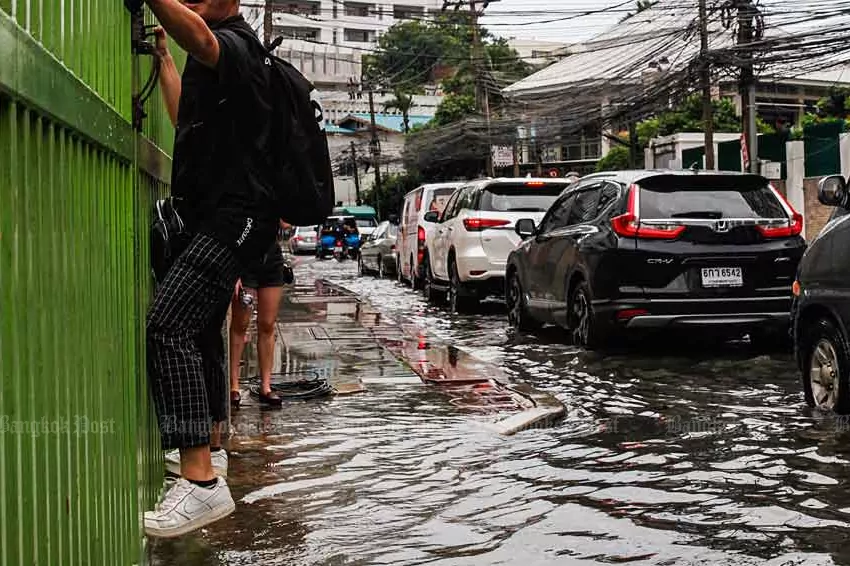 Flooding in central Thailand will continue for at least three weeks