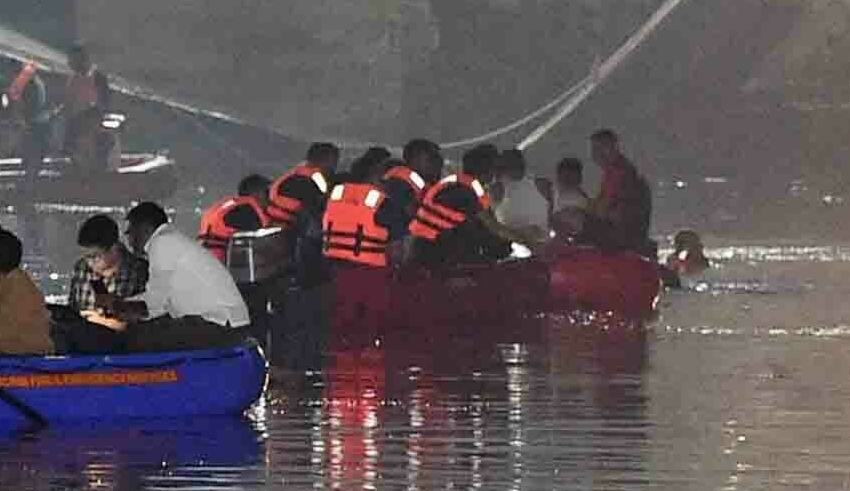 India bridge collapse, kills 30 people