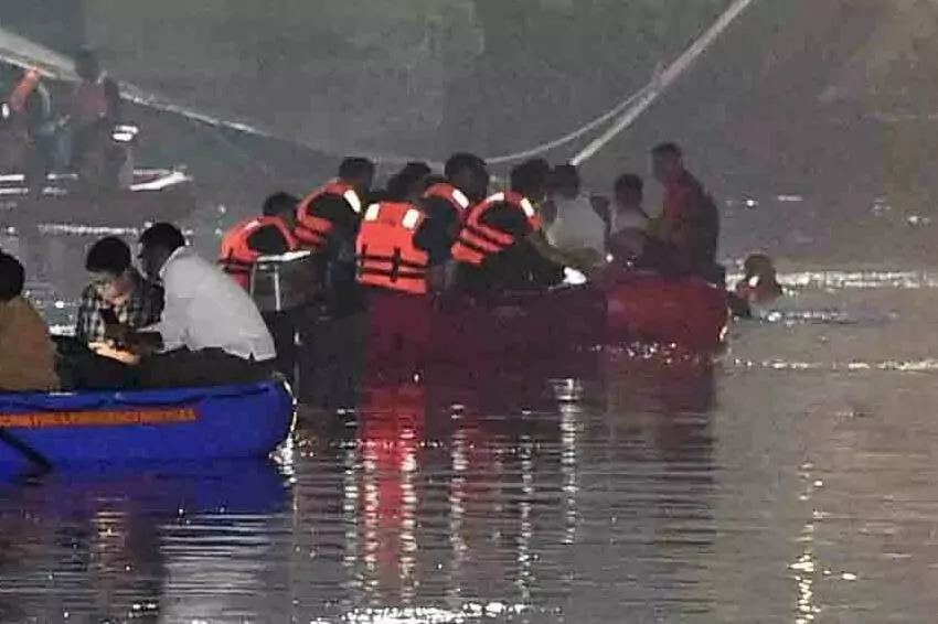 India bridge collapse, kills 30 people