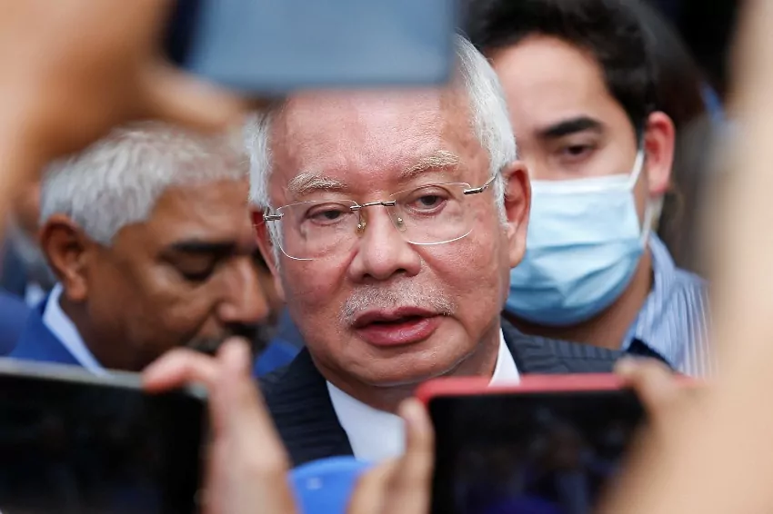 Mahathir thinks Najib would walk free if graft-tainted party wins