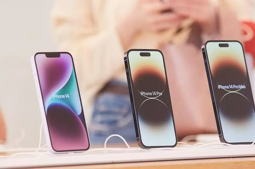 Apple warns of China COVID-19 disruption impacting iPhone shipments